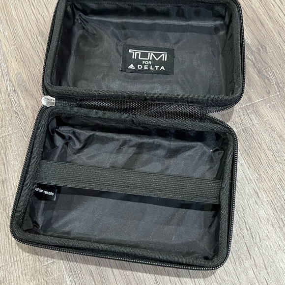 TUMI Black Hardcase Shell Travel Box Professional Airline Protective Clamshell - Picture 4 of 5